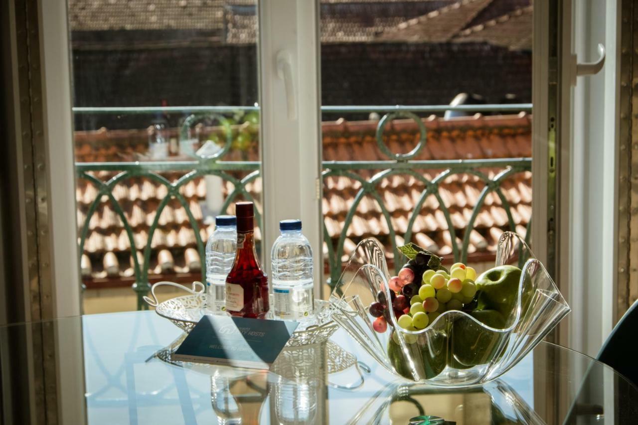 Porto Views & Wines By Porto Hosts *